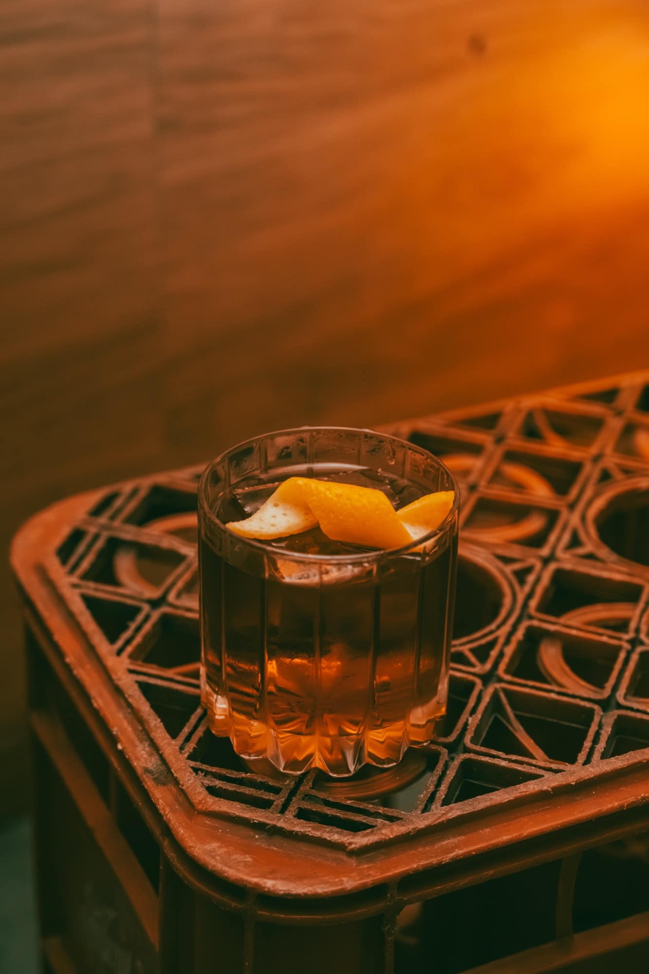 Negroni sobre una caja, a la luz cálida del bar