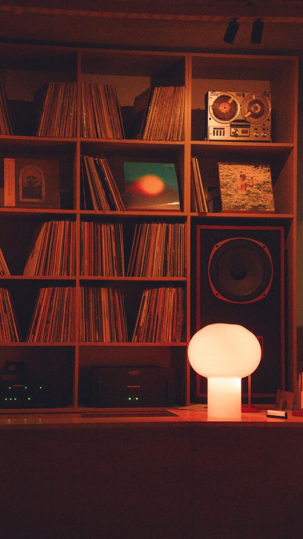 La sala de Bimbi—Nilo, lámpara cálida y discos