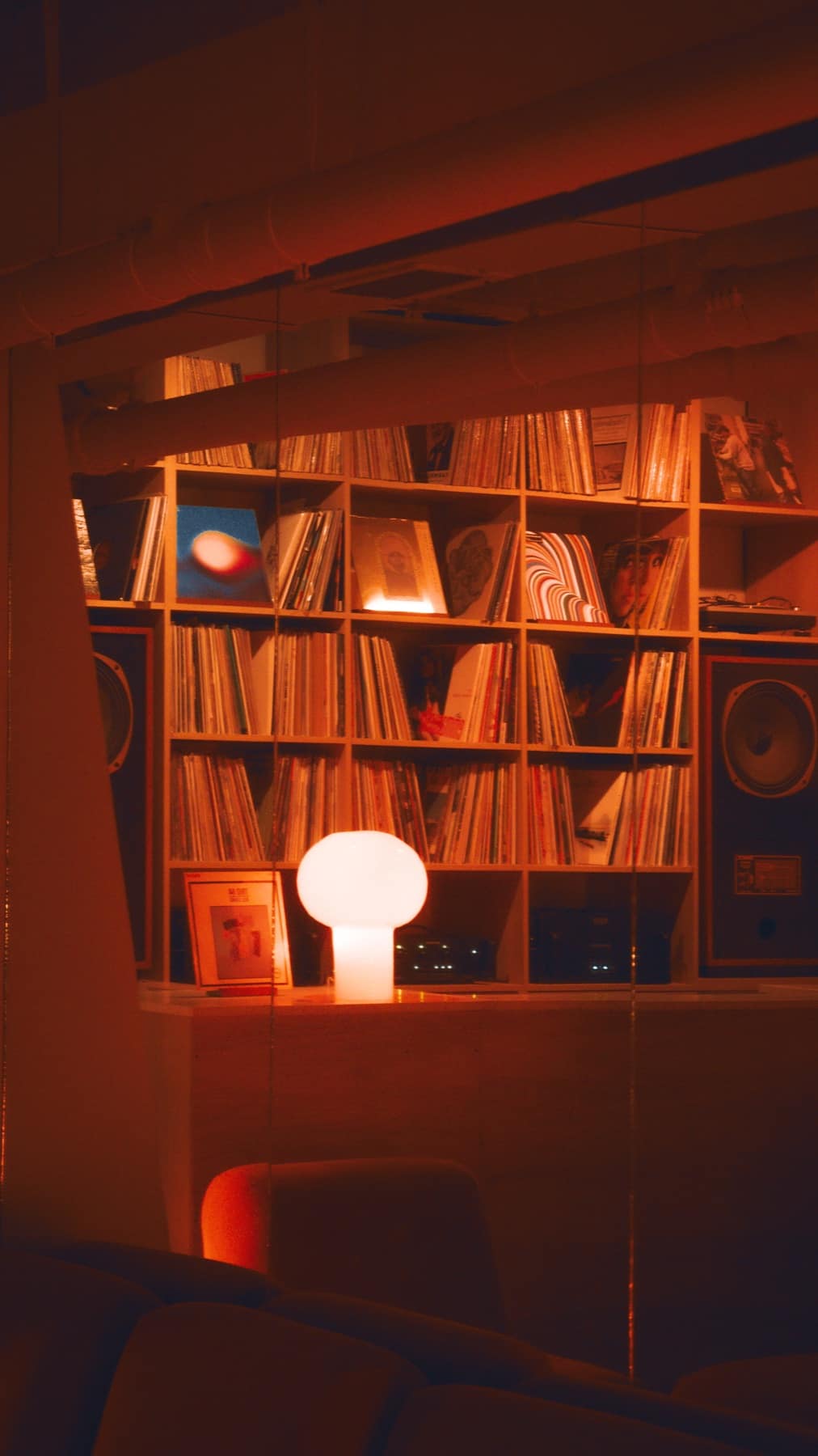 La sala de Bimbi—Nilo en penumbra cálida